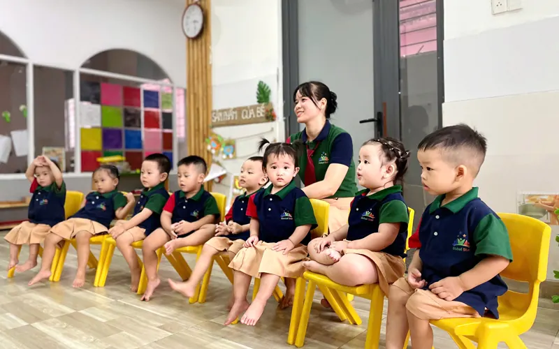 Các bé học cùng cô giáo trong lớp mầm non song ngữ Global Star School